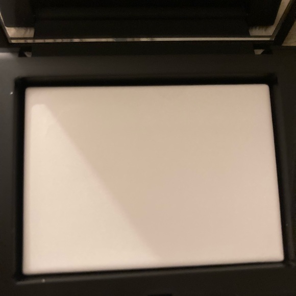 NARS LIGHT REFLECTING SETTING POWDER IN Translucent Crystal - Picture 4 of 5
